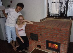 蓄熱暖炉施工終了時ご夫婦記念撮影